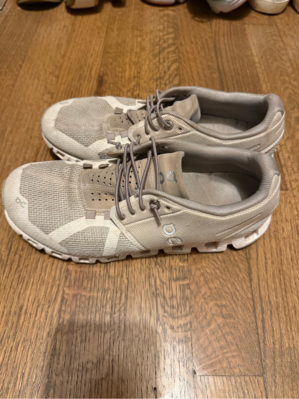 On Running Cloud Lightweight Running Shoes in Light Gray